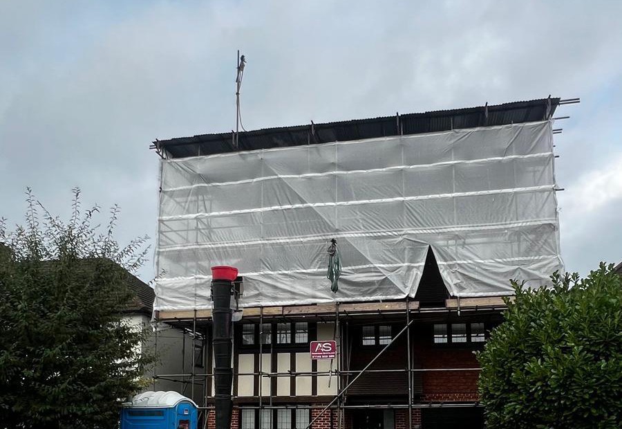Temporary Roof for Spray Foam Removal, Hayes, Bromley - Armstrong Scaffolding Pitched temporary roof and encapsulated scaffold over a house in Hayes, Bromley