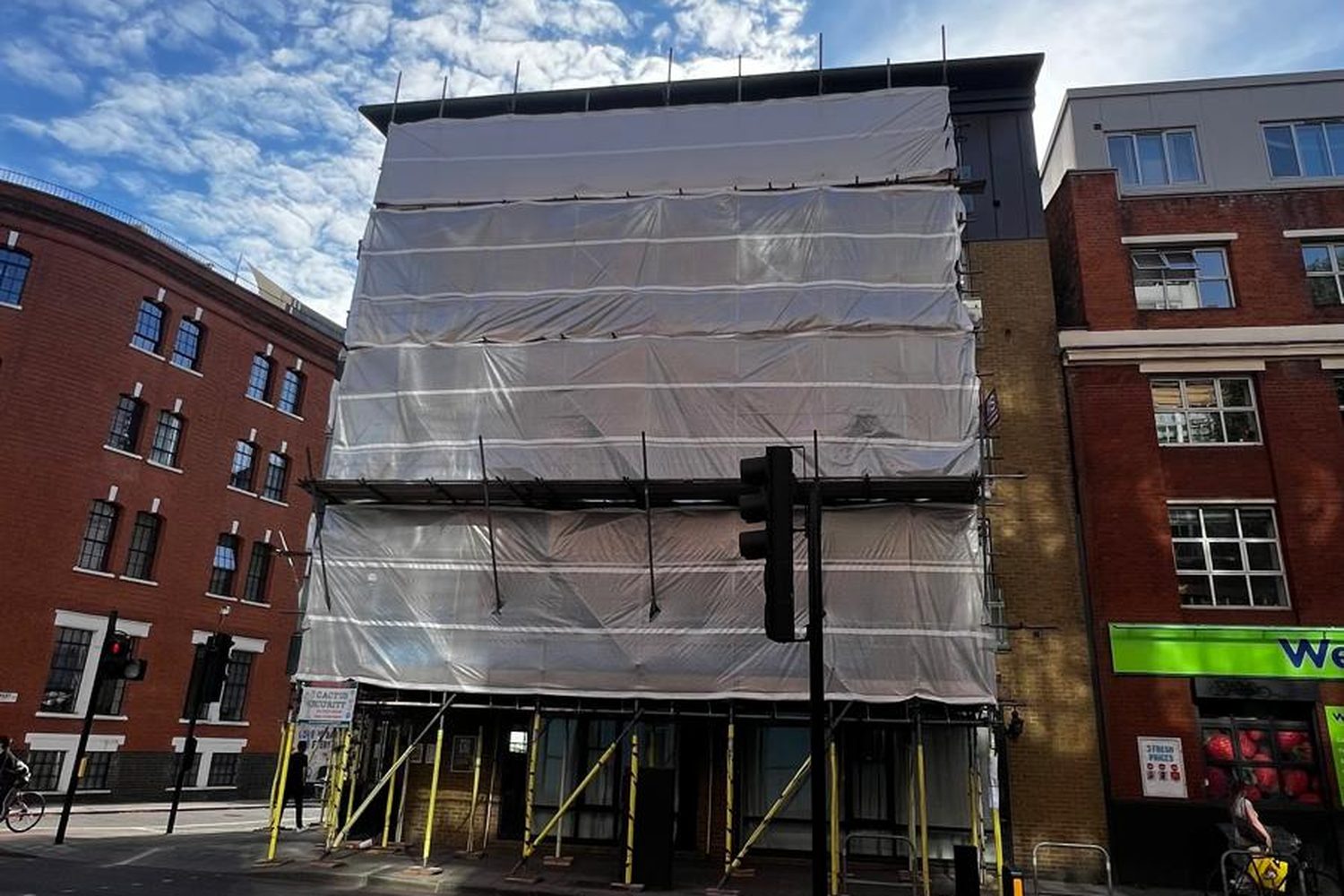 Encapsulated Commercial Scaffolding, Tower Bridge Road, London - Armstrong Scaffolding Armstrong Scaffolding fully shrink wrapped commercial access scaffold for a rendering contract on Tower Bridge Road, London